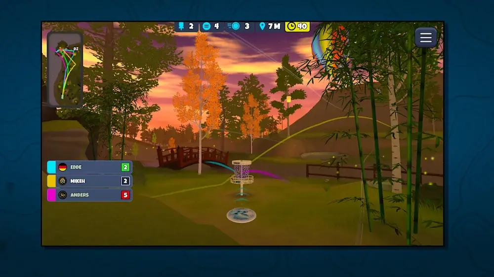 Cesto de disc golf ao fim da tarde entre árvores em Disc Golf Valley